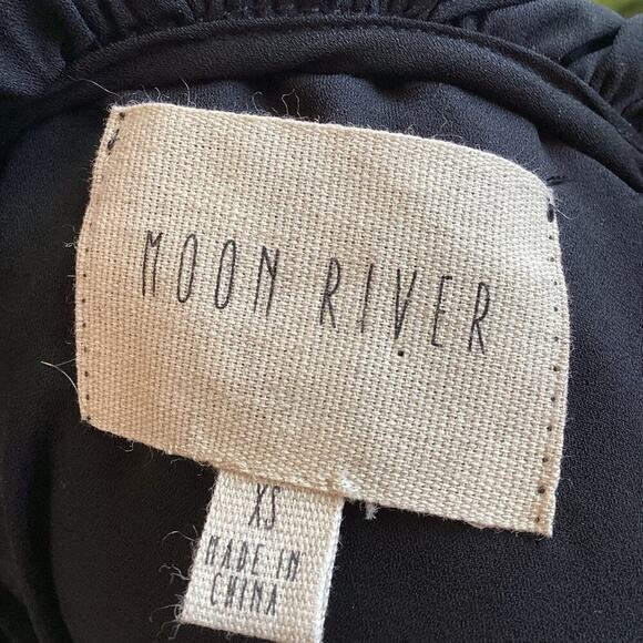 MOON RIVER BLACK BELLS SLEEVE FLOWY BLOUSE SIZE XS (PIT TO PIT 18 INCHES) 1233 - Picture 6 of 7